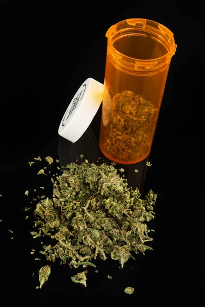 Gros Plan Marijuana Médicale Bouteille Pilule Jaune Sur Fond Noir — Photo