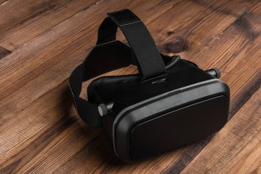 sanal gerçeklik gözlükleri (vr) ahşap masa üzerinde yarı açık