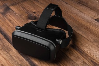 sanal gerçeklik gözlükleri (vr) ahşap masa üzerinde yarı açık