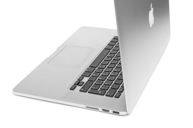 MOSCOW, RUSSIA 17 Ekim 2017: Retina ekranlı yepyeni MacBook Pro. Beyaz arka planda izole edilmiş. MacBook, Apple Inc. tarafından üretilen bir dizüstü bilgisayar markasıdır..