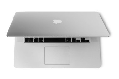 MOSCOW, RUSSIA 17 Ekim 2017: Retina ekranlı yepyeni MacBook Pro. Beyaz arka planda izole edilmiş. MacBook, Apple Inc. tarafından üretilen bir dizüstü bilgisayar markasıdır..