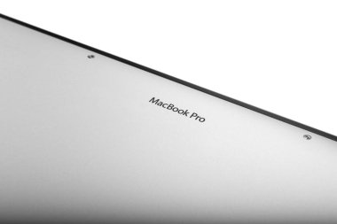 MOSCOW, RUSSIA 17 Ekim 2017: Beyaz arkaplanda Retina ekranlı yepyeni MacBook Pro 'nun arka yüzü. MacBook, Apple Inc. tarafından üretilen bir dizüstü bilgisayar markasıdır..