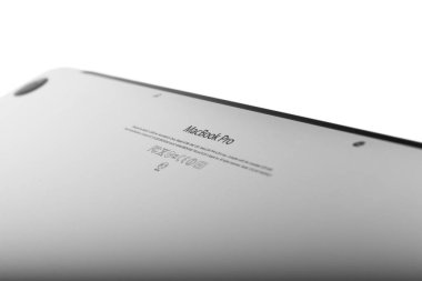 MOSCOW, RUSSIA 17 Ekim 2017: Beyaz arkaplanda Retina ekranlı yepyeni MacBook Pro 'nun arka yüzü. MacBook, Apple Inc. tarafından üretilen bir dizüstü bilgisayar markasıdır..