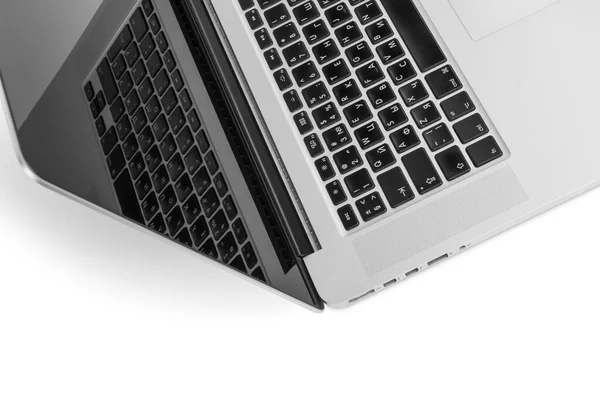 2017年10月17日 Retinaディスプレイを搭載した新しいMacbook Proのブランド 白い背景に隔離されている MacbookはApple Inc によって製造されたノートブックコンピュータのブランドです — ストック写真