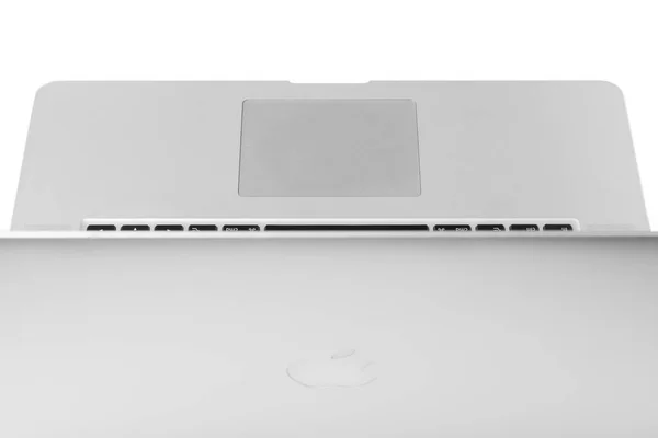 2017年10月17日 Retinaディスプレイを搭載した新しいMacbook Proのブランド 白い背景に隔離されている MacbookはApple Inc によって製造されたノートブックコンピュータのブランドです — ストック写真
