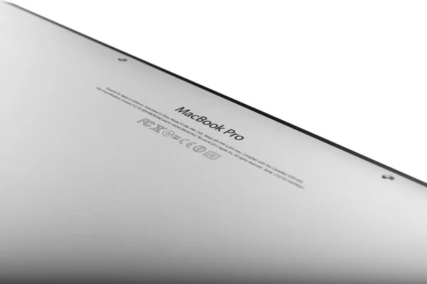 2017年10月17日ロシア モスクワ Retinaディスプレイを搭載した新しいMacbook Proの裏側 MacbookはApple Inc によって製造されたノートブックコンピュータのブランドです — ストック写真
