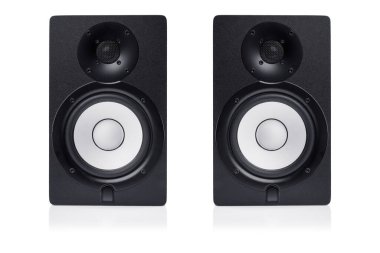 Beyaz arka planda siyah hoparlörler. Stüdyoda çekilmiş. Kırpma yolu ile izole edilmiş.