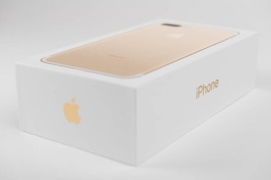 MOSCOW, RUSSIA - Mart 01, 2017: Yeni Apple iPhone 7 + Altın kutu, beyaz arka planda izole.
