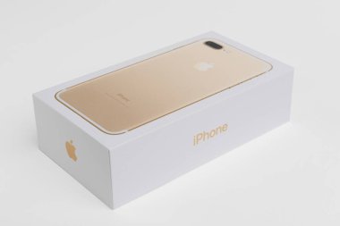 MOSCOW, RUSSIA - Mart 01, 2017: Yeni Apple iPhone 7 + Altın kutu, beyaz arka planda izole.