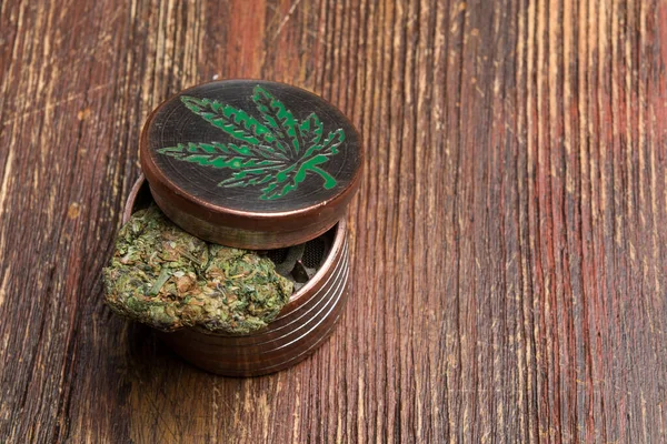 Offener Vintage Shredder Und Medizinisches Marihuana Auf Holztisch — Stockfoto