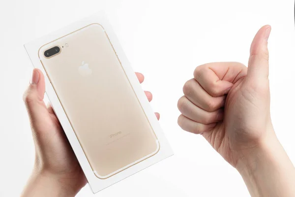 มอสโก สเซ พฤษภาคม 2017 ชายถ อกล Apple Iphone Gold ใหม — ภาพถ่ายสต็อก