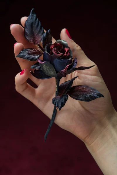 Gotische Dekoration Künstliche Rose Weiblicher Hand Auf Rotem Hintergrund — Stockfoto