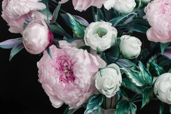 Décoration Pivoines Artificielles Roses Blanches Dans Vase Sur Chaise Bois — Photo