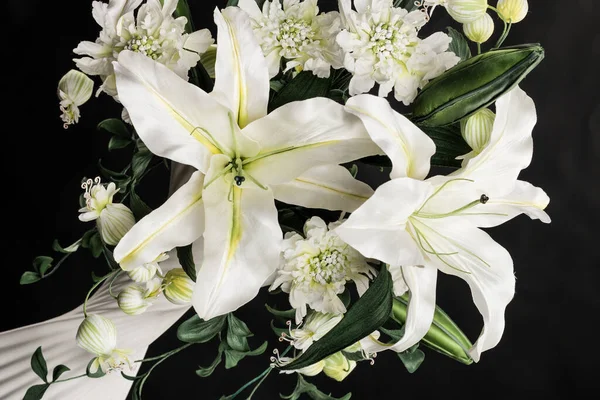 Vaso Com Decoração Lilys Artificiais Sobre Fundo Preto — Fotografia de Stock