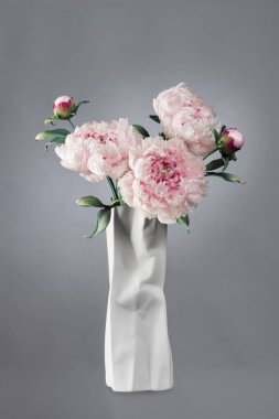 Koyu arkaplanda yapay piyonları olan vazo