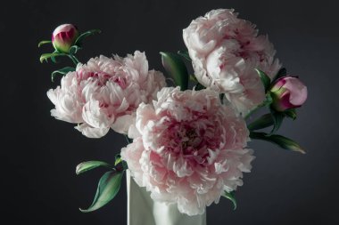 Koyu arkaplanda yapay piyonları olan vazo