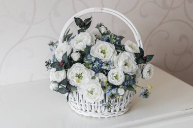 Beyaz arkaplanda suni çiçek