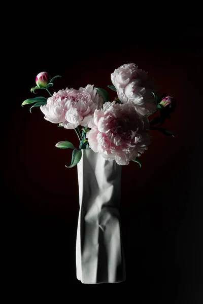 Vase Mit Künstlichen Tauben Auf Dunklem Hintergrund — Stockfoto