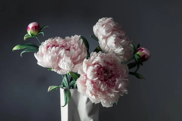 Vase Avec Pions Artificiels Sur Fond Sombre — Photo