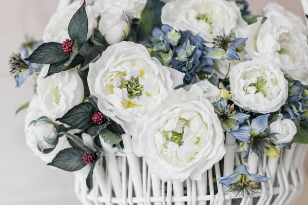 Штучна Квітка Білому Тлі — стокове фото