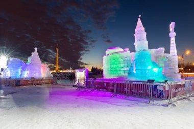 MOSCOW, RUSSIA 8 HAZİRAN 2017: Buzdan heykellerin yılbaşı ve yeni yıl sergisi 