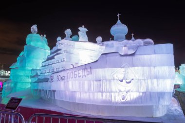 MOSCOW, RUSSIA 8 HAZİRAN 2017: Buzdan heykellerin yılbaşı ve yeni yıl sergisi 