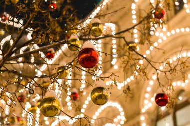 MOSCOW, RUSSIA - 5 Ocak 2017: Tverskaya Meydanı 'nda oyuncaklarla süslenmiş Noel ağacı