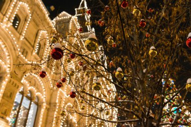 MOSCOW, RUSSIA - 5 Ocak 2017: Tverskaya Meydanı 'nda oyuncaklarla süslenmiş Noel ağacı