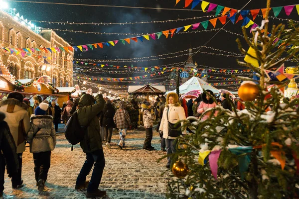 莫斯科 俄罗斯 2017年1月5日 莫斯科红场圣诞市场上的人们 圣诞集市上的旋转木马 背景为罗勒大教堂 暴风雪 — 图库照片