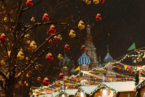 モスクワ ロシア 2017年1月5日 モスクワの赤の広場にクリスマスボールで飾られた木 バジル大聖堂を背景に — ストック写真