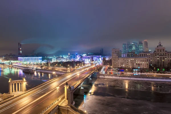 モスクワ ロシア 2017年1月4日 モスクワ川を渡るボロディンスキー橋 Evropiskyショッピングモール モスクワ市国際ビジネスセンターへの夜景を背景に — ストック写真