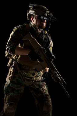 Tüfekli Amerikan deniz piyadesi askeri. Stüdyoda çekilmiş. Beyaz arkaplanda kırpma ile izole edilmiş
