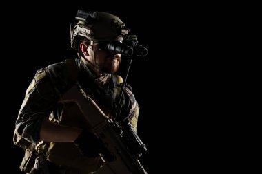 Tüfekli Amerikan deniz piyadesi askeri. Stüdyoda çekilmiş. Beyaz arkaplanda kırpma ile izole edilmiş