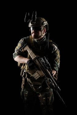 Tüfekli Amerikan deniz piyadesi askeri. Stüdyoda çekilmiş. Beyaz arkaplanda kırpma ile izole edilmiş