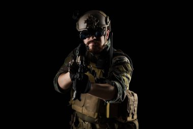 Tüfekli Amerikan deniz piyadesi askeri. Stüdyoda çekilmiş. Beyaz arkaplanda kırpma ile izole edilmiş