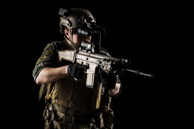 Tüfekli Amerikan deniz piyadesi askeri. Stüdyoda çekilmiş. Beyaz arkaplanda kırpma ile izole edilmiş