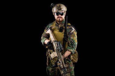 Tüfekli Amerikan deniz piyadesi askeri. Stüdyoda çekilmiş. Beyaz arkaplanda kırpma ile izole edilmiş