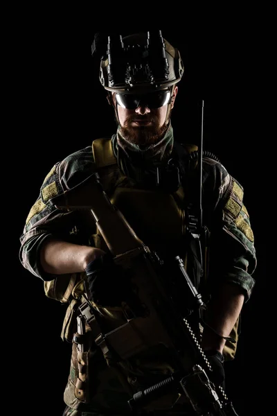 Amerikansk Marinkårssoldat Med Gevär Skjuten Studion Isolerad Med Klippning Vit — Stockfoto