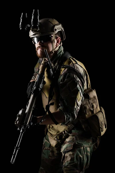 Soldado Corpo Fuzileiros Americanos Com Espingarda Filmado Estúdio Isolado Com — Fotografia de Stock