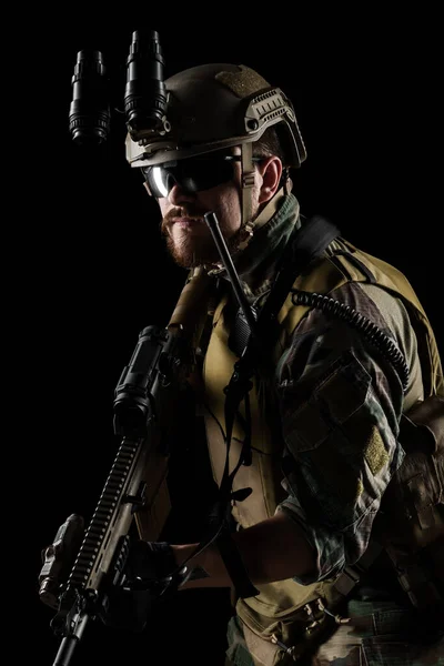 拿着来福枪的美国海军陆战队士兵 在工作室拍摄 隔离与剪接在白色背景上 — 图库照片