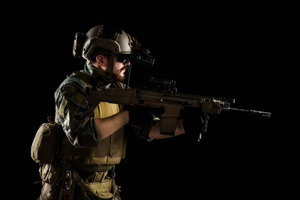 アメリカ海兵隊のライフル銃を持つ兵士 スタジオで撃たれた 白い背景にクリッピングで隔離され — ストック写真