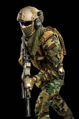 Tüfekli Amerikan deniz piyadesi askeri. Stüdyoda çekilmiş. Siyah arkaplanda kırpma ile izole edilmiş.