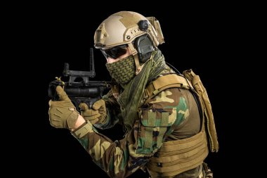 Tüfekli Amerikan deniz piyadesi askeri. Stüdyoda çekilmiş. Siyah arkaplanda kırpma ile izole edilmiş.