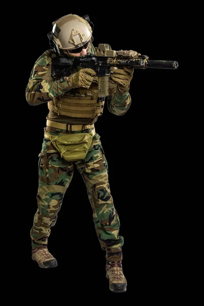 アメリカ海兵隊のライフル銃を持つ兵士 スタジオで撃たれた 黒の背景にクリッピングで隔離され — ストック写真