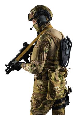 Saldırı tüfeği tutan asker. Üniforma Rusya Federasyonu 'nun özel hizmetlerine uyuyor. Stüdyoda çekilmiş. Beyaz arkaplanda kırpma yolu ile izole edildi