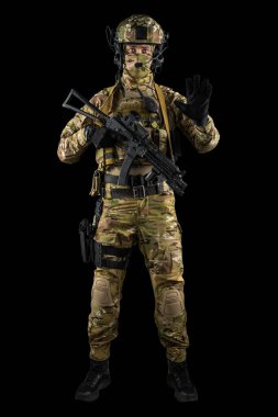 Saldırı tüfeği tutan asker. Üniforma Rusya Federasyonu 'nun özel hizmetlerine uyuyor. Stüdyoda çekilmiş. Siyah arkaplanda kırpma yolu ile izole edildi