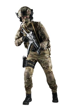 Saldırı tüfeği tutan asker. Üniforma Rusya Federasyonu 'nun özel hizmetlerine uyuyor. Stüdyoda çekilmiş. Beyaz arkaplanda kırpma yolu ile izole edildi