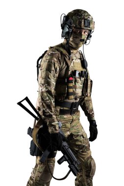 Saldırı tüfeği tutan asker. Üniforma Rusya Federasyonu 'nun özel hizmetlerine uyuyor. Stüdyoda çekilmiş. Beyaz arkaplanda kırpma yolu ile izole edildi