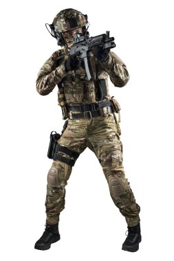 Saldırı tüfeği tutan asker. Üniforma Rusya Federasyonu 'nun özel hizmetlerine uyuyor. Stüdyoda çekilmiş. Beyaz arkaplanda kırpma yolu ile izole edildi
