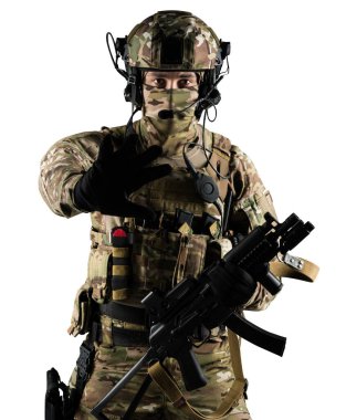 Saldırı tüfeği tutan asker. Üniforma Rusya Federasyonu 'nun özel hizmetlerine uyuyor. Stüdyoda çekilmiş. Beyaz arkaplanda kırpma yolu ile izole edildi